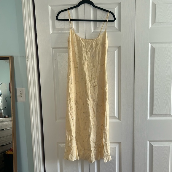 Aritzia Dresses & Skirts - aritzia yellow floral midi dress